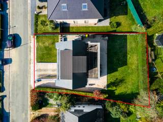 Volledig gerenoveerde (2020) villa, ideaal gelegen in een rustige en residentiële wijk, vlakbij het centrum van Sterrebeek.Gelijkvloers: Ruime...