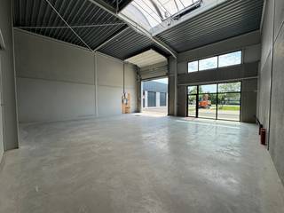 Here is a concise, commercial text for renting Unit 7 in Zwevezele, based on the technical sheet and the sales deed: New SME unit (144 m²) for rent — De Rick Business Park (Zwevezele) Modern, high-quality SME unit on the former Sega-Meat site at Ricksteenweg 23B. Strategically located near the N50 and E403, in the middle of the Torhout-Tielt-Roeselare region.Specifications:Area: approx. 144 m².Parking: 1 private parking space included (P14) .Access: Insulated electric sectional door with separate wicket door.Light: Equipped with 2 windows and a skylight for plenty of natural light.Free height: Approx. 6.5 to 7 metres.Techniques: Individual connections for water and electricity (3F400V-40a) .Condition: New building in hull condition.Destination:<br />Ideal for crafts, warehousing, SME activities or B2B wholesale.<br />(No autonomous offices, restaurants or B2C allowed) .Financial:Rental price: Excl. tax and property tax.Syndic: Monthly advance of €50 for common costs.Interested in this new base of operations? Contact us for more information or an on-site visit!