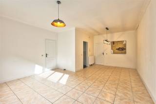 <p><span>Op zoek naar een </span><span>gelijkvloers </span><span>appartement met tuin in Wilrijk? Dit lichtrijk appartement beschikt over 4 slaapkamers en werd in 2026 </span><span>gerenoveerd</span><span>.</span></p><p><span> </span></p><p><span>Indeling: </span></p><p><span>- woonkamer</span></p><p><span>- keuken met koelkast, diepvries, inductie kookplaat, dampkap en vaatwas</span></p><p><span>- nachthal</span></p><p><span>- badkamer met inloopdouche en dubbele lavabo in meubel</span></p><p><span>- apart toilet</span></p><p><span>- ruimte berging met aansluiting voor wasmachine en droogkast</span></p><p><span>- slaapkamer 1</span></p><p><span>- slaapkamer 2</span></p><p><span>- slaapkamer 3</span></p><p><span>- slaapkamer 4  </span></p><p><span>- tuin met toegang tot garage</span></p><p><span> </span></p><p><span>Extra troeven:</span></p><p><span>- achterliggende garagebox (optioneel bij te huren aan €100/maand)</span></p><p><span>- het appartement beschikt aan de straatkant over een zijpoortje langs waar men ook toegang heeft tot de tuin</span></p><p><span> </span></p><p><span>Bijzonderheden: </span></p><p><span>- gas en elektriciteit op eigen tellers</span></p><p><span>- onmiddellijk beschikbaar</span></p><p><span> </span></p><p><span>Ben jij geïnteresseerd in dit appartement te huur in Wilrijk, ben je op zoek naar ander vastgoed, een investering of wens je de waarde van jouw eigendom te kennen? Dan ben je bij BOLT Immo aan het juiste adres! Wij helpen jou graag verder.</span></p><p><span> </span></p><p><span> </span></p><p><span> </span></p>