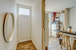 <p>Interesse in dit pand? Neem voor bijkomende informatie rechtstreeks contact op met Ivory Murillo via <strong>+32 15 79 05 50</strong> of <strong>ivory@copandi.be</strong>. Een bezoek inplannen kan eenvoudig via <strong>www.copandi.be</strong>.</p><p></p><p>Alle relevante keuringen en wettelijke attesten kan u downloaden via onze website.</p><p></p><p>Ontdek deze charmante en instapklare woning, gelegen aan de Tervuursesteenweg 364 te 1981 Hofstade. Deze woning werd tussen 2016 en 2026 grondig gerenoveerd en combineert hedendaags wooncomfort met een praktische indeling.</p><p></p><p>Met een bewoonbare oppervlakte van 115,38 m², twee volwaardige slaapkamers en een gezellige tuin van 55,08 m² biedt deze woning alles wat u nodig heeft voor comfortabel wonen. Dankzij de doordachte renovaties geniet u van een eigentijdse afwerking en een instapklaar geheel.</p><p></p><p>De woning is gunstig gelegen in een aangename woonomgeving, op korte afstand van het centrum van Hofstade, waar u scholen, winkels, openbaar vervoer en andere dagelijkse voorzieningen terugvindt. Bovendien bevindt zich vlak voor de woning een publieke parking, waardoor u steeds vlot parkeergelegenheid heeft.</p><p></p><p>Deze woonst vormt de ideale combinatie van comfort, moderne voorzieningen en een centrale ligging. Een uitstekende opportuniteit voor starters, jonge gezinnen of iedereen die op zoek is naar een instapklare woning met tuin.</p><p></p><p>KENMERKEN:</p><p></p><p>• Locatie: Hofstade</p><p>• Perceel: 126,00 m²</p><p>• Tuin: 55,08 m²</p><p>• Bewoonbare oppervlakte: 115,38 m²</p><p>• Aantal slaapkamers: 2</p><p>• Aantal badkamers: 1</p><p>• Aantal toiletten: 2</p><p>• Bouwjaar: 1936</p><p>• Renovatiejaar: 2016-2023 (totaalrenovatie)</p><p>• Verwarming op: aardgas via condensatieketel (2018)</p><p>• Energieprestatie: EPC B - 114 kWh m² / jaar</p><p>• Elektrische keuring: conformhet AREI tot 2051</p><p>• Asbestattest: asbestveilig</p><p>• Kadastraal inkomen: € 460,00</p><p></p><p>INDELING:</p><p></p><p>• Gelijkvloers: inkomhal, toilet, keuken, eetkamer, woonkamer</p><p>• Eerste verdieping: nachthal, 1 slaapkamer, 1 dressing, 1 badkamer</p><p>• Tweede verdieping: nachthal, 1 slaapkamer</p><p></p><p>GELIJKVLOERS:</p><p></p><p>Het gelijkvloers verwelkomt u met een praktische inkomhal en biedt twee gezellige leefruimtes die samen zorgen voor een warme en veelzijdige indeling. De grootste leefruimte van meer dan 25 m² vormt het hart van de woning en sluit naadloos aan op een tweede leefruimte, die perfect kan worden ingericht als eetkamer, tv-hoek of extra zithoek.</p><p></p><p>Aansluitend bevindt zich de ruime keuken van meer dan 15 m², waar u over voldoende ruimte beschikt om comfortabel te koken en gezellig samen te zijn. Verder vindt u op het gelijkvloers nog een apart gastentoilet. Voor extra wooncomfort is het volledige gelijkvloers uitgerust met vloerverwarming, wat zorgt voor een aangename, gelijkmatige warmteverdeling en een energiezuinige verwarming.</p><p></p><p>EERSTE VERDIEPING:</p><p></p><p>Op de eerste verdieping bevindt zich een ruime slaapkamer van meer dan 16 m², die dankzij haar oppervlakte tal van inrichtingsmogelijkheden biedt. Daarnaast beschikt de woning over een royale badkamer van meer dan 12 m², uitgerust met alle nodige comfort en voldoende ruimte voor extra opbergkasten of een wasvoorziening.</p><p></p><p>De praktische nachthal zorgt voor een vlotte verbinding tussen beide ruimtes en draagt bij aan een functionele indeling van deze verdieping. Voor een aangenaam wooncomfort wordt de eerste verdieping verwarmd door middel van radiatoren, waardoor elke ruimte op een efficiënte manier kan worden verwarmd.</p><p></p><p>TWEEDE VERDIEPING:</p><p></p><p>De tweede verdieping is volledig ingericht als een indrukwekkende master bedroom van maar liefst 38 m². Dankzij de royale oppervlakte geniet u hier van een uitzonderlijk gevoel van ruimte en comfort. Deze veelzijdige kamer biedt bovendien tal van mogelijkheden voor de inrichting van een dressing, een thuisbureau of een gezellige zithoek, waardoor u de ruimte volledig naar uw eigen wensen kunt invullen.</p><p></p><p>Deze verdieping biedt maximale privacy en vormt de ideale plek om tot rust te komen. Voor een aangenaam wooncomfort wordt de tweede verdieping verwarmd door middel van radiatoren, zodat ook deze ruimte het hele jaar door comfortabel kan worden gebruikt.</p><p></p><p>TECHNIEKEN:</p><p></p><p>De woning wordt verwarmd via een condenserende aardgasketel, geplaatst in 2018, die eveneens instaat voor de productie van het sanitair warm water. Voor een optimaal wooncomfort is het gelijkvloers volledig uitgerust met vloerverwarming, wat zorgt voor een aangename en gelijkmatige warmteverdeling. De eerste en tweede verdieping worden verwarmd via radiatoren, waardoor elke ruimte efficiënt en comfortabel op temperatuur wordt gehouden.</p><p></p><p>Daarnaast is de woning voorzien van 10 zonnepanelen, elk met een vermogen van 450 Wp, wat bijdraagt aan een lager energieverbruik en een duurzamere woonomgeving.</p><p></p><p>Keuringen:</p><p></p><p>• Elektrische keuring: conform het AREI tot 2051</p><p>• EPC-attest: EPC B 114 kWh m² / jaar</p><p>• Asbestattest: de woning is asbestveilig</p><p></p><p>Voor meer details of om een bezichtiging te plannen, nodigen we u uit om contact met ons op te nemen.</p><p>We kijken ernaar uit om u te begeleiden bij het ontdekken van deze woning.</p><p></p><p>✅ Residentiële topligging, goede bereikbaarheid</p><p>✅ Elektriciteit conform het AREI tot 2051</p><p>✅ EPC B 114 kWh m² / jaar</p><p>✅ De woning is asbestveilig</p><p>✅ Geen overstromingsgevoelig gebied</p>