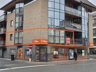 <p>Ben je op zoek naar een instapklaar appartement voor een periode van 1 jaar ?</p><p>Dit appartement bestaat uit een woonkamer, keuken, een ruime berging/wasplaats, 1 slaapkamer, badkamer met ligbad, lavabo en een apart toilet. <br />In de gang van de woonkamer naar de badkamer is een handige kastenwand voorzien.</p><p>Het appartement beschikt bovendien ook over een terras en een kelder berging. <br />De gemeenschappelijke kosten bedragen €50/maand.</p><p>Interesse?<br />Vraag uw bezoek aan via onze website www.immodhondt.be </p>