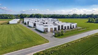 ONTDEK BUSINESS PARK GEORGES TIJDENS ONZE OPENDEURDAGEN
Meer informatie via zabra.be/georges.
Deze KMO-unit bevindt zich in Business Park Georges, een gloednieuw bedrijvenpark in Saint-Georges-sur-Meuse, vlak bij de E42 tussen Luik en Namen.
Met een oppervlakte van 231 m² biedt deze hoekunit heel wat mogelijkheden voor opslag, een atelier of een bedrijfsruimte op maat van jouw onderneming. Dankzij het raam op het gelijkvloers geniet je van extra natuurlijke lichtinval en een professionele uitstraling.
De unit beschikt over 4 privatieve parkeerplaatsen en een vrije hoogte van 5,65 meter. Dankzij de mogelijkheid tot mezzanine benut je de beschikbare ruimte optimaal.
Troeven:
• hoekunit met extra zichtbaarheid
• 231 m² bruikbare ruimte
• raam op het gelijkvloers
• 4 privatieve parkeerplaatsen
• mogelijkheid tot mezzanine
• vlotte verbinding via de E42 Luik-Namen
• interessant voor eigen gebruik of investering
Bezoek Business Park Georges tijdens één van onze opendeurdagen of contacteer ons voor meer informatie op het nummer 0472 89 60 18. Onze vertegenwoordigers staan je graag te woord.