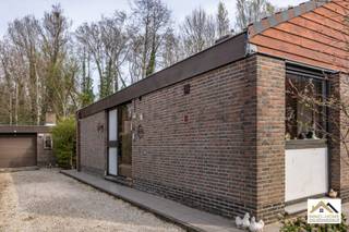 Deze charmante gelijkvloerse woning met hellend dak is rustig gelegen in een aangename woonwijk in Heusden en biedt een mooie combinatie van ruimte, licht en functionaliteit. Bij het betreden van de woning komt u in een verzorgde inkomhal die toegang geeft tot de lichtrijke leefruimte met open haard, waar grote raampartijen zorgen voor een aangename connectie met de tuin. Aansluitend bevindt zich de eetplaats en de praktische keuken, die uitgerust is met voldoende kastruimte en zicht biedt op de buitenomgeving. De woning beschikt over 2 slaapkamers, elk met een comfortabele oppervlakte en veel natuurlijk licht. De badkamer is functioneel ingericht en voorzien van zowel een bad als een douche. Daarnaast is er een apart gastentoilet aanwezig. De woning biedt veel mogelijkheden, maar vraagt een opfrissing, waardoor u ze volledig naar eigen smaak kan inrichten. Buiten geniet u van een aangename tuin met terras, ideaal om in alle rust te ontspannen. Daarnaast is er een garage en extra bergruimte aanwezig en huidig de wasmachines herbergt, wat bijdraagt aan het praktische karakter van de woning. Dankzij de rustige ligging en de goede bereikbaarheid van winkels, scholen en invalswegen vormt deze woning een interessante opportuniteit voor wie op zoek is naar een woning met potentieel in een groene en residentiële omgeving. Bezoekdag: 11/04 Inschrijven via mail naar tommy@immo-home.be, geen telefonische inschrijvingen! Volg ons op Fb en Insta. Voor meer info: www.immo-home.be. GRATIS SCHATTING &amp; GRATIS FINANCIEEL ADVIES