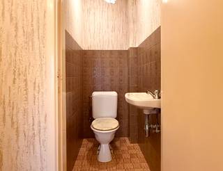 Dit ruime appartement is gelegen in Vrasene en biedt alle comfort voor wie op zoek is naar een appartement met een tuin en garage.De indeling van het...