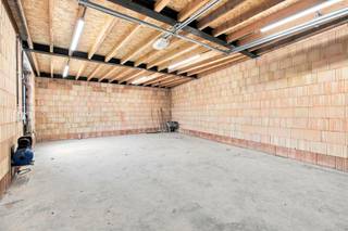Deze halfopen bebouwing in Merkem combineert comfortabel wonen met een uitzonderlijk ruime garage van maar liefst 64m². De woning zelf beschikt over een royale oppervlakte van 193 m² en is afgewerkt met hedendaagse en kwalitatieve materialen.<br /><br />Bij het binnenkomen bevindt zich de inkomhal met toilet. De leefruimte sluit aan op de keuken en zithoek. Verder is er nog een berging.<br /><br />Op de eerste verdieping bevinden zich drie slaapkamers en de badkamer. Het zolderverdiep biedt nog extra ruimte en kan ingericht worden als 2 of 3 extra slaapkamers of hobbyruimte.<br /><br />📞 Interesse? Contacteer Thijs, Friedel of Nina:<br />📲 051 57 54 61<br />📧 thijs@grouptrybou.be | friedel@grouptrybou.be | nina@grouptrybou.be |
