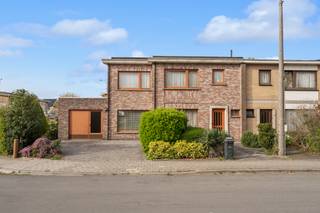 Bent u op zoek naar een ruime gezinswoning met een uitstekende ligging dan is deze halfopen bebouwing in Sint-Niklaas zeker een bezoek waard...