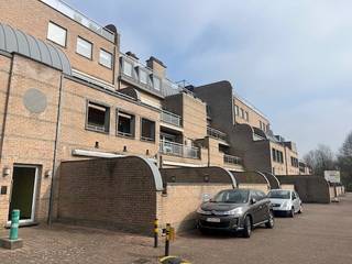 Dit mooi appartement, gelegen in het centrum van Zolder heeft een mooie leefruimte met open volledig ingerichte keuken met hiernaast de berging,...