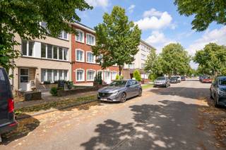 <p><span>Dit 2-slaapkamerappartement bevindt zich op de tweede verdieping van een kleinschalig gebouw in de residentiële buurt Oosterveld te Wilrijk, vlak bij de Prins Boudewijnlaan en het Sint-Augustinusziekenhuis. Scholen, winkels en openbaar vervoer bevinden zich op wandelafstand. Daarnaast geniet u van een vlotte verbinding richting Antwerpen en Brussel.</span></p>
<p><span>We betreden het appartement via de inkomhal, die toegang geeft tot een apart toilet, twee slaapkamers aan de achterzijde, een moderne badkamer en de leefruimte. Eén van de slaapkamers is voorzien van een zeer ruime ingemaakte dressing, die eventueel ook als derde kamer kan worden ingericht.</span></p>
<p><span>De lichtrijke leefruimte sluit mooi aan op de open keuken, die voorzien is van alle hedendaags comfort.</span></p>
<p><span>Een kelderberging is inbegrepen in de vraagprijs.</span></p>
<p><strong><span>EPC-label: B</span></strong></p>
<p><span>Aarzel niet om ons te contacteren voor een afspraak!</span></p>
