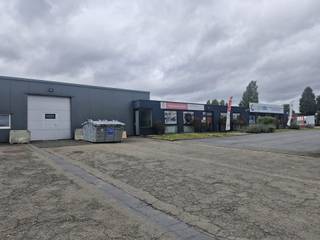 <p><strong>Nivelles-South Business Park – Rue de l’Industrie</strong><br />Ideally located on the park’s main artery, this property offers excellent visibility within a secure environment.</p>
<p><strong>Property features :</strong></p>
<ul>
<li>
<p>Bright retail space of <strong>290 m²</strong></p>
</li>
<li>
<p>Functional warehouse of <strong>667 m²</strong></p>
</li>
<li>
<p>Convenient sanitary facilities: <strong>2 toilets</strong> in the retail area and <strong>2 toilets</strong> in the warehouse</p>
</li>
<li>
<p>Flexible layout options: warehouse, workshop, office, or retail space</p>
</li>
</ul>
<p><strong>Key advantages :</strong></p>
<ul>
<li>
<p>Outdoor parking available for staff and visitors</p>
</li>
<li>
<p>Excellent accessibility: just minutes from the <strong>E19</strong>, the <strong>RN25</strong>, and the <strong>Brussels Ring</strong></p>
</li>
<li>
<p>Close proximity to <strong>Nivelles train station</strong>, with <strong>TEC bus lines</strong> serving the building</p>
</li>
</ul>
<p>A strategic location combining visibility, flexibility, and accessibility – the perfect place to grow your business.</p>