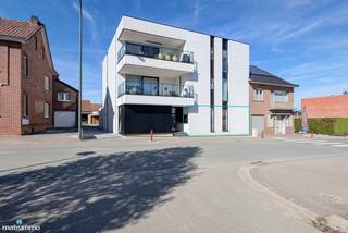 INSTAPKLAAR NIEUWBOUW GELIJKVLOERSAPPARTEMENT MET RUIM TERRAS, BUITENBERGING EN CARPORT IN HET HARTJE VAN HOESELT*** Bekijkt u dit instapklaar...