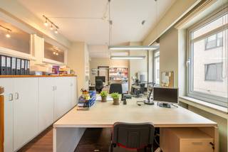 Op een centrale en gegeerde ligging in Antwerpen 2018 bevindt zich dit appartement, momenteel ingericht als een volledig geïndividualiseerde kantoorruimte.<br /><br />De eigendom maakt deel uit van een appartementsgebouw en is formeel gekend als appartement, maar werd functioneel ingericht voor professioneel gebruik. Hierdoor biedt het pand een interessante combinatie van een residentiële basis met een hedendaagse kantoorindeling.<br /><br />Ook de ligging vormt een belangrijke troef. De Gounodstraat bevindt zich in Antwerpen 2018, nabij Harmonie, de Mechelsesteenweg en het stadscentrum. Winkels, horeca, openbaar vervoer en dagelijkse voorzieningen bevinden zich in de onmiddellijke omgeving, terwijl ook de belangrijkste in- en uitvalswegen vlot bereikbaar zijn.<br /><br />Bijzonderheden:<br />- Formeel appartement in een appartementsgebouw<br />- Centrale ligging in Antwerpen 2018<br />- Nabij Harmonie en Mechelsesteenweg<br />- Mogelijk om twee autoboxen bij aan te kopen<br />- Inclusief kelderberging