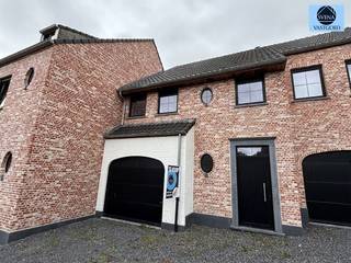 <p><span>NIEUWBOUWWONING MET 4 SLAAPKAMERS, GARAGE EN TUIN </span></p><p><span>Vraagprijs 489.000 euro</span></p><p><span> </span></p><p><span>Deze woning is gelegen in het landelijke Steenhuize, nabij de belangrijke invalswegen.</span></p><p><span> </span></p><p><span>Beneden treft u een inkomhal met apart toilet, ruime lichtrijke living met open keuken en zicht op de tuin, berging, garage en technische/wasruimte.</span></p><p><span> </span></p><p><span>Boven zijn er 3 slaapkamers, dressing en een apart toilet.</span></p><p><span> </span></p><p><span>De zolder biedt de mogelijkheid tot het creëren van 2 extra kamers.</span></p><p><span> </span></p><p><span>Vooraan is er de mogelijkheid om 2 wagens te parkeren, achteraan heeft u een fantastische zicht over de velden.</span></p><p><span> </span></p><p><span>Troeven:</span></p><p><span> </span></p><ul><li><span>Ben-woning</span></li><li><span>Warmtepomp en vloerverwarming</span></li><li><span>Ventilatiesysteem en zonnepanelen aanwezig</span></li><li><span>Rustige en groene ligging</span></li></ul><p><span> </span></p><p><span>Aankoop onder gesplitst stelsel:</span></p><ul><li><span>Grondwaarde: €110.000 (excl: registratierechten 12%</span></li><li><span>Constructiewaarde: €379.000 euro (6% btw mogelijk)</span></li><li><span>Aansluitingskosten nutsvoorzieningen: €3000 (excl. Btw)</span></li></ul><p><span> </span></p><p><span>Bent u op zoek naar een kwalitatieve woning met alle comfort en een rustige ligging?</span></p><p><span> </span></p><p><span>Contacteer dan Dylan op 0489/54.69.99 of mail naar <span>Dylan@svena.be</span></span></p><p><span> </span></p><p><span>Stedenbouwkundig uittreksel/inlichtingen in aanvraag!</span></p><p><span>Deze gegevens zijn louter informatief en wij kunnen niet aansprakelijk gesteld worden voor eventuele onjuistheden.</span></p><p><span>De bewoonbare oppervlakte is slechts indicatief.</span></p><p><span> </span></p><p><span> </span></p>