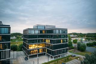 Instapklare kantoren van 244 m² te huur op een toplocatie. Dankzij de strategische ligging aan <strong>The Loop</strong>, nabij station Gent-Sint-Pieters en belangrijke verkeersassen (R4-E17-E40), geniet u van een uitstekende bereikbaarheid.<br /><br />Deze kantoorruimte, gelegen op het 2e verdiep, is optimaal ingericht voor <strong>22 werkplekken </strong>en voorzien van een open space werkruimte, afzonderlijke kantoren, een vergaderzaal en een kitchenette. U maakt bovendien gebruik van verschillende gedeelde faciliteiten zoals vergaderruimtes, callbooths, seminar- en eventzalen, een ruime eetplaats en catering. Het <strong>all-in concept</strong> garandeert maximale ontzorging: alle verbruikskosten, snel internet, schoonmaak, onderhoud en kwalitatief meubilair zijn inbegrepen in één transparante formule. Tevens zijn er <strong>parkeerplaatsen </strong>met laadpalen beschikbaar, overige parkeerplaatsen zijn vlot bereikbaar op 5 minuten wandelafstand. <strong>Onmiddellijk beschikbaar!</strong><br /><br />Interesse? Neem vandaag nog contact met ons op voor meer informatie of een vrijblijvend plaatsbezoek. Bel <strong>PANORAMA B2B GENT</strong> op<strong> 0477 44 39 30</strong>.
