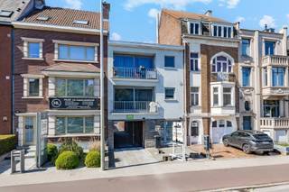 Dit gunstig gelegen gelijkvloers appartement is volledig naar de achterzijde georiënteerd en geniet daardoor van een aangename zuidgerichte...