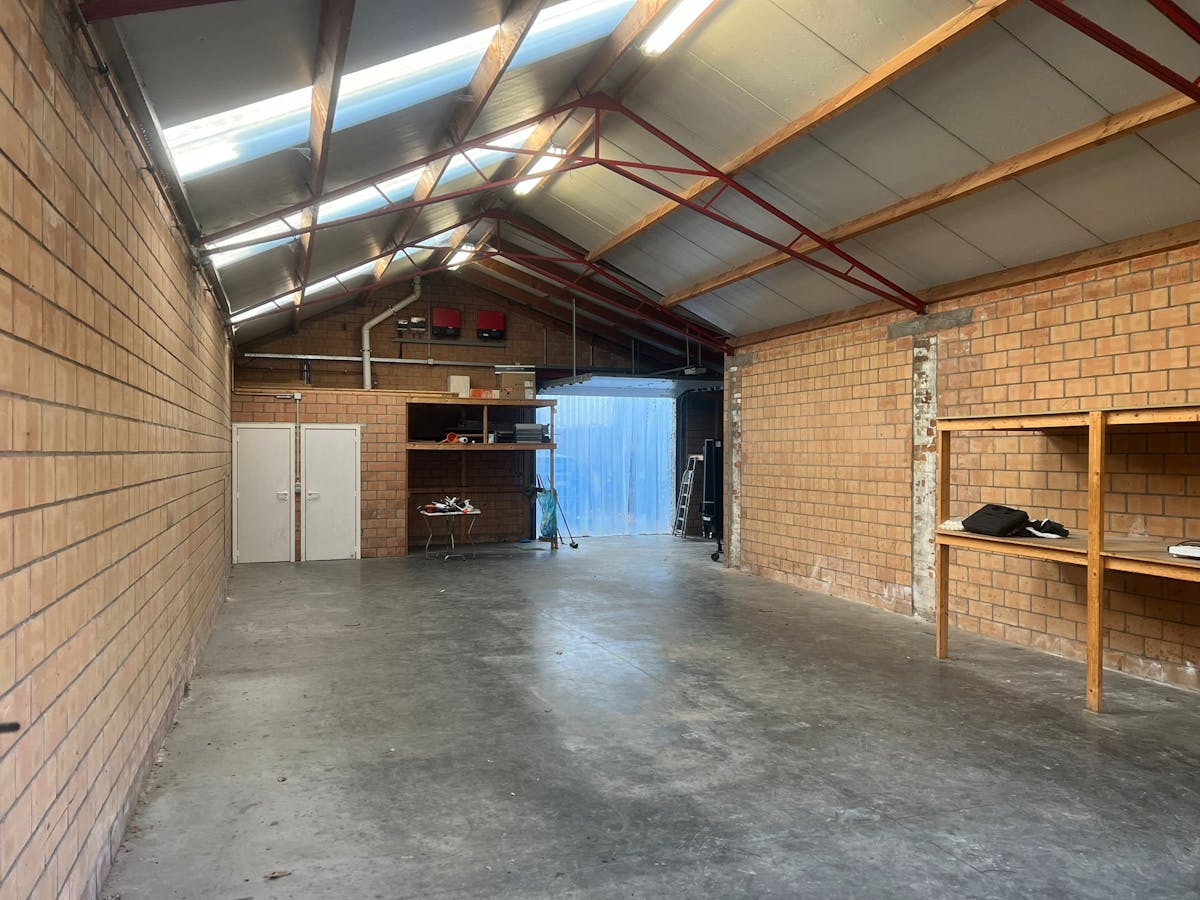 Warehouse of approximately 140 m² for rent in Meulebeke - photo 2
