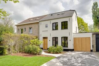 Deze prachtig afgewerkte woning door “LN-Living” combineert moderne luxe met functionele ruimtes en is gelegen in een doodlopende straat, wat...