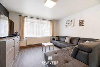 Voor meer info en foto’s, surf naar www.swevers.be – Op zoek naar een vrijstaande woning met een praktische indeling en een gunstige ligging? Deze open bebouwing aan de Hamsesteenweg 112 in Heppen werd gebouwd in 1958 en biedt een bewoonbare oppervlakte van 163 m². De lichtrijke leefruimte met zit- en eethoek sluit aan op de keuken en de ruime veranda. Hoewel deze aan renovatie toe is, biedt deze heel wat mogelijkheden. De veranda kan het hele jaar door dienst kan doen als extra leef-, hobby- of speelruimte. Verder vindt u op het gelijkvloers een badkamer, een praktische berging en een kelder van 9 m². Op de eerste verdieping bevinden zich drie slaapkamers van 19,29 m², 10,93 m² en 7,82 m. De woning beschikt bovendien over 16 zonnepanelen, conforme elektriciteit en rolluiken, wat zorgt voor extra wooncomfort en lagere energiekosten. De ligging is een extra troef, met scholen, winkels, horeca en openbaar vervoer op korte afstand. Ook de verbinding naar de omliggende gemeenten en de snelweg is vlot. Het centrum van Leopoldsburg bereikt u in ongeveer 8 minuten en Beringen ligt op slechts 10 minuten rijden. Bent u op zoek naar een vrijstaande woning met drie slaapkamers, een ruime veranda en interessante extra's op een goed bereikbare locatie? Dan is deze woning zeker een bezoek waard. Voor meer informatie, bel 011 255 155. Bron bewoonbare oppervlakte: EPC – verslag.