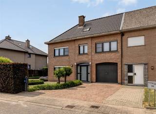 Gelegen langs de Dooren bevindt zich deze halfopen bebouwing met 4 slaapkamers op een perceel van 11a49ca.De woning biedt veel ruimte en...