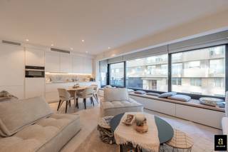 Appartement magnifiquement rénové avec vue mer latérale à deux pas de l'avenue du Littoral et du Minigolf. Composition : Hall d'entrée avec vestiaire et toilettes invités. Salon et salle à manger lumineux avec vue mer latérale. Cuisine ouverte moderne avec tous les appareils. 1ère chambre spacieuse. 2ème chambre avec lits superposés. Les chambres disposent d'armoires encastrées. Salle de bain avec branchement pour lave-linge/sèche-linge. Cave dans la résidence. Meubles compris dans le prix.Contactez-nous pour organiser une visite.