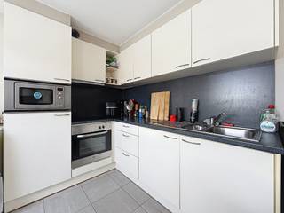 Sint-Lievenspoortstraat 25/301: Gezellig 3 slaapkamer appartement gelegen nabij Zuid.
Indeling als volgt: Lichtrijke leefruimte met open geïnstalleerde keuken, vaatwasmachine aanwezig, badkamer met douche, apart toilet, 3 slaapkamer waarvan 2 toegang hebben tot het terras.
€1400 + €25
Beschikbaar vanaf 01/09