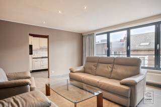 Instapklaar appartement van 124 m², 3 slaapkamers en terras op een toplocatie te Kontich! De ruime inkomhal met ingemaakte kast geeft toegang tot...