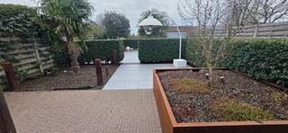 Instapklare half open bebouwing met prachtig aangelegde zuid tuin met idyllische verlichting.Op het gelijkvloers inkomhal en ruime lichte woonkamer...