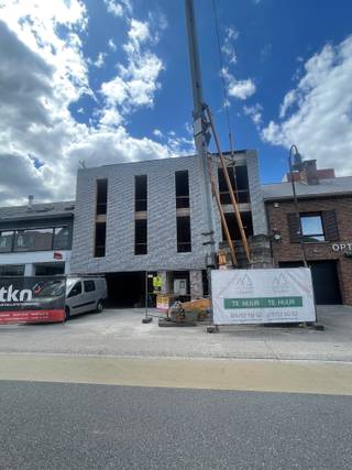 Droom je ervan om je eigen winkel, praktijk of zaak te starten in het Centrum van Houthalen? Dan is dit charmante handelspand precies wat je zoekt!<br /> <br />Met een totale oppervlakte van 189, 36 m² biedt dit pand alle ruimte om jouw commerciële plannen tot leven te brengen. De grote etalage zorgt voor maximale zichtbaarheid en nodigt klanten spontaan uit om binnen te stappen. <br /> <br />Dit pand ligt op een uitstekende locatie met veel passage. Ook is het nieuwbouw pand goed bereikbaar met het openbaar vervoer en zijn er genoeg parkeerplaatsen in de buurt. <br /> <br />Een extra troef is het terras aan de achterzijde van het pand, wat het extra interessant maakt voor horecazaken. Maar ook andere concepten zijn zeker mogelijk. <br /> <br />Het pand wordt opgeleverd tot en met de chape, wat betekent dat je het helemaal kan afwerken naar eigen smaak. Dit biedt voor jou als huurder alle vrijheid om je zaak af te werken zoals jij het wil! De afwerkingsgraad is bovendien bespreekbaar met de eigenaar, wat extra flexibiliteit biedt.<br /> <br />Alle binnen technieken zijn reeds voorzien, zodat je vlot van start kan gaan met de inrichting en uitbating. <br /> <br />De huurprijs bedraagt €1.250 per maand. (excl. OV en brandverzekering) <br /> <br />Klaar om jouw droomzaak te starten op een toplocatie?<br /><br />📞 Neem contact op via 0499/172617 of pieter@vastgoedtimmers.be voor meer informatie of een bezichtiging! <br /> <br />EPB van toepassing. (in opmaak)<br /> 