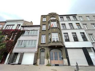 Mooi appartement op centrale ligging in de nabije omgeving van Park Spoor Noord, diverse hoge scholen, openbaar vervoer,...<br /><br />Indeling:<br />Leefruimte op parket.<br />Ingerichte open keuken met toestellen.<br />1 slaapkamer<br />Badkamer met douche en lavabo.<br />Afzonderlijk toilet<br />Terras<br /><br />Individuele nutsvoorzieningen. Algemene onkosten: €30 per maand
