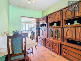 Goedgelegen te renoveren woning in het centrum van Tervuren, met 3 slaapkamers en leuke tuin, vlakbij winkels, openbaar vervoer, scholen,...