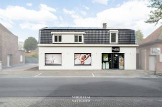 <p><span>Topligging<br /></span><span>In het centrum van Evergem, op een as met veel passage en maximale zichtbaarheid, een ideale uitgangspositie voor elke handelszaak of praktijk.<br />De R4 ligt op enkele minuten, openbaar vervoer en veilige fietsverbindingen liggen om de hoek.<br />Ook voor bewoning is de ligging perfect met scholen en winkels op wandelafstand.<br /><br /></span><span>Knap handelspand met ruime woonst<br /></span><span>Dit instapklaar pand combineert een mooie handelsruimte op het gelijkvloers met een volwaardige woonst.<br />Vandaag ingericht als schoonheidsinstituut dat naar een andere locatie verhuist, waardoor de commerciële ruimte vrijkomt.<br /><br />/ handelsruimte gelijkvloers - 89 m²<br />Je komt binnen in een ruime ontvangst.<br />De grote etalageramen doen het pand vanop straat meteen opvallen.<br />Momenteel ingericht in drie volwaardige behandelruimtes, een douche en een apart toilet. <br />Alles is afgewerkt en meteen bruikbaar, ook voor een praktijk, kantoor of ander vrij beroep of makkelijk her in te richten naar 1 grote ruimte.<br />De handelszaak is voorzien van airconditioning.<br /><br />/ woongedeelte met 3 slaapkamers en terras - 163 m²<br />De woonst is volledig gescheiden van de handelszaak en heeft een eigen ingang. <br />Op het gelijkvloers vind je een ruime zithoek met aansluitend de eetplaats en een open keuken met groot kookeiland en inbouwtoestellen. <br />Via de schuiframen stap je zo op het mooi afgeschermde terras van 44 m².<br />Boven brengt de nachthal je naar drie slaapkamers, een bureau en een badkamer met douche, dubbele lavabo en toilet. <br />Tenslotte is er nog een bergzolder.<br /><br /></span><span>Extra<br /></span><span>/ 22 zonnepanelen<br />/ EPC C<br />/ elektrische rolluiken gelijkvloers vooraan, manueel op de verdieping<br />/ aparte thermostaten tussen handel en woonst<br />/ eigen parkeerplaats naast de woning<br /><br /><br /></span></p>