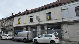 Impressionnante maison offrant un espace pour profession libérale ainsi qu’une vaste partie habitation avec six chambres, jardin, garage et...