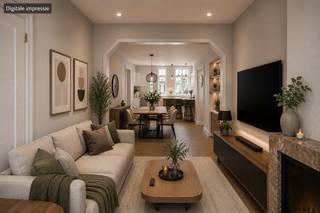 Voor verdere info of een vrijblijvende waardebepaling van uw eigendom: marco@homixx.be of 016 199 343.
Bent u op zoek naar een ruime woning die u volledig naar uw eigen hand kunt zetten? Homixx Vastgoed stelt u met trots deze charmante woning voor in de Arendonckstraat te Mechelen. Gelegen in een rustige straat, maar toch uiterst strategisch ten opzichte van verbindingswegen, scholen en winkels, biedt dit pand met een bewoonbare oppervlakte van 122 m² een fantastische basis om uw droomwoning te realiseren.
Bij het betreden van de woning valt meteen de aangename, lichtrijke keuken op die het hart van de woning vormt. Gelijkvloers vindt u verder een gezellige veranda, die slim is uitgerust met een geïntegreerde berging en wasplaats. Vanuit deze ruimte stapt u zo het lichte terras op, waar u in alle rust kunt genieten. Daarnaast beschikt de woning over een droge kelder die extra opbergruimte biedt.
Op de bovenliggende verdiepingen bevinden zich maar liefst 4 volwaardige slaapkamers, een functionele badkamer en in totaal 2 toiletten. De zolder biedt bovendien nog extra potentieel voor uitbreiding of opslag. Dankzij de gunstige EPC-score C bent u bovendien al verzekerd van een energiebewuste start zonder renovatieverplichting.
De belangrijkste troeven op een rij:
Strategische toplocatie: Gelegen in een gegeerde buurt te Mechelen met alle voorzieningen en invalswegen in de directe nabijheid.
Ruimte voor het hele gezin: Met 4 slaapkamers en een praktische indeling is er aan ruimte geen gebrek.
Veel potentieel: Dankzij de stevige basis en de zolderruimte kunt u de woning volledig naar eigen smaak moderniseren.