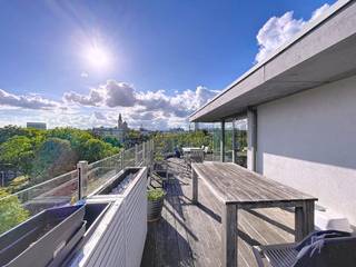 Ontdek dit prachtige, instapklare appartement gelegen op de zesde verdieping in een gebouw in de Hendrik Waelputstraat in Gent. Dit appartement is uitstekend gelegen, nabij het centrum, scholen, winkels en openbaar vervoer.Eén van de absolute troeven van dit appartement zijn de twee riante terrassen aan beide zijden van het gebouw, die zorgen voor maximale lichtinval en een prachtig open zicht. Perfect om te genieten van van de rust op elk moment van de dag.Indeling:inkomhal - leefruimte met geïnstalleerde, open keuken - berging - terras 1 - toilet - badkamer met douche en ligbad - slaapkamer 1 - slaapkamer 2 - slaapkamer 3 - terras 2Een autostaanplaats dient men verplicht bij te huren aan 125,00 EUR/maand.De gemeenschappelijke kosten, onder de vorm van een provisie, bedragen 100,00 EUR/maand en dienen voor het onderhoud van de gemeenschappelijke delen.Het appartement is beschikbaar vanaf 01/11/2025.