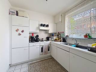 <h1><span>Appartement met 3 slaapkamers en terras in centrum Roeselare</span></h1><h1><span> </span></h1><h1><span>Het appartement beschikt over: een </span><span>inkomhal</span><span>, </span><span>apart toilet</span><span>, </span><span>badkamer </span><span>met ligbad/douche en lavabo,</span><span> 3 slaapkamers</span><span>, </span></h1><h1><span>zonnig </span><span>terras </span><span>aan achterzijde, ruime </span><span>woonkamer</span><span>, aparte </span><span>keuken </span><span>en </span><span>bergruimte</span><span>.</span></h1><h1><span> </span></h1><h1><span>Troeven</span><span>:</span></h1><h1><span>- centrale ligging</span></h1><h1><span>- geen renovatieplicht</span></h1><h1><span>- vaste huurder -> ideaal als investeringsvastgoed</span></h1><h1><span>- asbestveilig</span></h1>