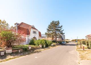 Met trots stellen wij u deze te renoveren villa voor, gelegen in de Dorlodotlaan te Koksijde-Bad.<br /><br />Deze karaktervolle villa geniet van een absolute bevoorrechte ligging: pal tegen de Schipgatduinen en op amper 100 meter van het strand. De woning vraagt een grondige, volledige renovatie — maar wie bereid is die stap te zetten, krijgt er een uitzonderlijk gegeven voor terug: een ruime, vrijstaande villa in een van de meest gewilde straten van de kust, volledig naar eigen inzicht en smaak in te richten.<br /><br />De woning is gelegen op een perceel van 530 m² en heeft een bewoonbare oppervlakte van 228 m². Ze werd als volgt ingedeeld:
<ul>
	<li>Benedenverdieping: ruime inkomhal | zitruimte | grote leefruimte | keuken | berging | toegang tot grote kelder | garage</li>
	<li>Tussenverdieping: badkamer | toilet | berging</li>
	<li>Eerste verdieping: vijf slaapkamers</li>
	<li>Tweede verdieping: twee slaapkamers</li>
</ul>
<br />In totaal beschikt de villa over ZEVEN slaapkamers, wat de woning bijzonder veelzijdig maakt: een grote gezinsvilla aan zee, een bed &amp; breakfast, of een volwaardig renovatieproject met toekomstvisie. Het ruime perceel biedt bovendien interessante bouwmogelijkheden — informeer bij de bevoegde stedenbouwkundige dienst naar de mogelijkheid tot het optrekken van een koppelvilla.<br /><br />Bent u op zoek naar een volwaardig renovatieproject op een toplocatie aan de kust? Contacteer ons vandaag nog voor een bezoek ter plaatse.