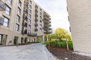 <p>Project Ananda heeft voor u een ideale leefomgeving gecreëerd bestaande uit 3 eigentijdse residenties, helemaal afgestemd op uw behoeften, in een aangelegd privépark vlak bij alle faciliteiten en slechts 5 km van hartje Brussel. Uw nieuwe thuis is opgetrokken met de nieuwste bouwtechnieken en voorzien van de beste energieprestaties en een superieure akoestiek. De bewoners genieten dus van een prachtig uitzicht op de vijver en het groen.<br /><br />De zuidelijke rand van de gemeente Neder-over-Heembeek, waar Ananda ligt, loopt langs het kanaal en vormt de grens met de gemeenten Schaarbeek, Evere en Laken. De Brusselse Grote Markt ligt op slechts 5 kilometer, De Ring en A12 bevinden zich op 5 minuten rijden.<br /><br />Residentie Magnolia bestaat uit 47 appartementen met één, twee of drie slaapkamers en 2 commerciële ruimtes. Dankzij de ligging genieten de verschillende types appartementen van residenties Magnolia van het vele daglicht dat binnenvalt. De grote ramen nodigen uit om te genieten van de terrassen. De laatste appartementen zijn ondertussen instapklaar tegen de akte. Contacteer ons snel voor een bezoek ter plaatse.</p>