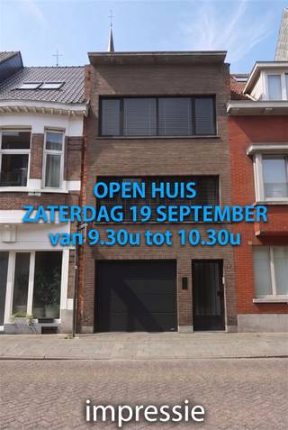 OPEN HUIS ZATERDAG 19 SEPTEMBER van 9.30u tot 10.30u - Deze zeer centraal gelegen étagewoning heeft o.a. als grote troef de aanwezigheid van de grote garage (ca 40 m²). Ook de ligging, in een winkelstraat, biedt mogelijkheden: op het gelijkvloers kan u een praktijkruimte, schoonheidssalon, kapsalon, ... inrichten. De ruimte beneden leent zich natuurlijk ook perfect voor het stallen van een wagen en fietsen of is geschikt om in te richten als een soort kangoeroewoonst, hobbyruimte... De ligging is werkelijk top, vlakbij supermarkt, winkels, het station, de markt: alles op wandelafstand. De woning is goed onderhouden en heeft een ideale basis tot modernisering / renovatie. U kan al ideeën opdoen met de verschillende impressies! Bekijk ook het plan op www.bols.be. De woonkamer en keuken genieten van veel natuurlijke lichtinval. In de badkamer is een koepel voor natuurlijk daglicht. De aangename westgerichte stadskoer is perfect voor wie toch eens buiten wil zitten maar geen onderhoud wil. EPC = 442, leunt dus dicht aan tegen D-score en zijn er dus weinig aanpassingen nodig om tot een D-label te geraken! Renovatieverplichting van toepassing: Interessante info: https://www.vlaanderen.be/een-huis-of-appartement-kopen/renovatieverplichting-voor-residentiele-gebouwen - https://www.vlaanderen.be/premies-voor-renovatie/mijn-verbouwpremie - https://www.turnhout.be/subsidies-milieubesparende-maatregelen.