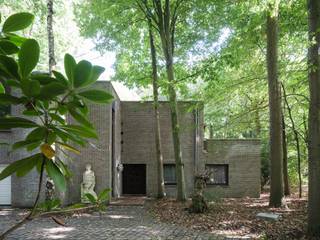 Bijzonder ruime villa (te renoveren) met binnenzwembad op een perceel van 2.008 m² in het pittoreske Deurle. Deze unieke villa, gebouwd in 1977 en...