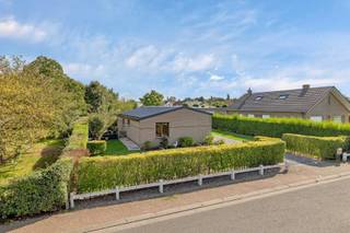 <p>Instapklare bungalow met zonnige tuin in Zomergem</p><p>Deze bungalow in de gegeerde Daalmstraat te Zomergem combineert rust met comfort en een uitstekende<br />bereikbaarheid.</p><p>De woning is instap klaar en beschikt over heel wat energie zuinige troeven: een EPC-LabelC,20m2 zonnepanelen, thuisbatterij, een lucht lucht warmte pomp, uitstekende isolatie ,zonnewering op zon- energie<br />en PVC ramen met dubbele beglazing .De elektriciteit is conform en de woning is asbestveilig.</p><p>Via de inkomhal bereikt u twee kamers, de badkamer en de eetplaats. Vanuit de eetplaats loopt de woning over in een openvloerplan met keuken en leefruimte. Een glazen deur geeft toegang tot een praktische berging ,die eventueel kan worden ingericht als extra badkamer.</p><p>Een absolute troef is dat volledige woning zich op het gelijksvloer bevind, waardoor ze een perfect levensloop bestendigheid is.</p><p>Ook buiten heeft deze woning heel wat te bieden De zuid gerichte tuin beschikt over een zonnig terras met pergola ,gras en bloementuin, aparte hondenzone, opslagcontainer en een isoleerde blokhut/man cave .</p><p>Mits het bekomen van een stedenbouwkundigvergunning is het eveneens mogelijk op het zelfde perceel een extra woonlaag bij te bouwen.</p><p>kijkdag uitsluitend op afspraak</p><p>GSM/0456 88 4O 19</p><p>Rechtstreeks verkoop met eigenaar .immo zich te onthouden gewenst.</p>