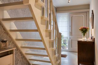 Mooie bel-étagewoning gelegen in de rustige Rosekapellewijk bestaande uit: oprit, inpandige garage, inkomhal met apart toilet en vestiaire, wasplaats, een ingerichte zomerkeuken en een mooie tuin met tuinberging.<br />Op de eerste verdieping is er een L-vormige living met inbouwhaard en veel lichtinval, een open geïnstalleerde keuken en aansluitend een veranda met trap naar de tuin.<br />Hogerop zijn er nog 3 slaapkamers en een vernieuwde badkamer.