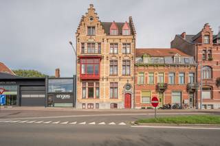 Op een uitstekende locatie langs de Sint-Pieterskaai, op korte afstand van centrum Brugge, bevindt zich dit charmant en energiezuinig appartement. Dankzij de centrale ligging zijn winkels, openbaar vervoer en belangrijke invalswegen vlot bereikbaar. Het appartement werd recent opgefrist en is voorzien van een volledig nieuwe keuken en terras. <br /><br />Het appartement geniet van volgende indeling: inkomhal, badkamer met ligbad, toilet en wastafel, nieuwe en volledig uitgeruste keuken, leefruimte, slaapkamer, berging en een aangename tuin met terras.<br /><br />Op heden is het appartement verhuurd, waardoor het pand ook interessant is als vastgoedinvestering met een direct rendement. Het appartement beschikt ook over een conformiteitsattest.<br /><br />Voor meer informatie of een vrijblijvend bezoek, neem contact op met Michiel op het nummer 0473 255 533 of per mail.<br />