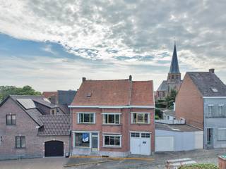 Deze eigendom bevindt zich "onder de kerktoren" van het landelijk en immer rustige Sint-Goriks-Oudenhove. Wie houdt van de natuur kan in de omgeving volledig tot rust komen aan de voet van de Vlaamse Ardennen, met oa. tal van wandel- en fietsroutes. Het winkelcentrum, station, ziekenhuis,... van Zottegem zijn vlot, op enkele minuten, bereikbaar met de fiets of wagen.<br />Het perceel heeft een oppervlakte van 317m², met aangenaam zuidgericht terras en tuinzone. Het ruime woonhuis met kleine handelsruimte (voormalig kapsalon) onderging doorheen de jaren wat renovaties/opfrissingswerken.<br />Indeling: multifunctionele ruimte (inkomhal), lichtrijke woonkamer met zicht op de tuin, keuken in L-vorm, badkamer met lavabo en douche, apart toilet, verschillende bergruimtes en een grote (doorrij) garage. De verdieping telt vier slaapkamers, badkamer met lavabomeubel, ligbad en toilet. Zeer grote zolder, toegankelijk met vaste trap, welke uitbreidingsmogelijkheden biedt. Boven de bergruimtes van het gelijkvloers is er nog een grote multifunctionele zolderruimte (ideaal voor hobbyist). Tuin aanwezig voorzien van privacy.<br />INSTAPKLARE WONING ZONDER RENOVATIEVERPLICHTING AAN EEN JUISTE PRIJS/KWALITEITSVERHOUDING!!<br />EPC: 381 kWh/(m² jaar), energielabel D, geen renovatieverplichting. Woongebieden met landelijk karakter, geen vergunning uitgereikt, geen verkavelingsvergunning uitgereikt, geen voorkooprecht, geen rechterlijke herstelmaatregel of bestuurlijke maatregel opgelegd. P-score: A, G-score: A, geen risicozone voor overstromingen.<br />U kan de beschikbare attesten bij verkoop downloaden via de website janssens-leroy.be.
