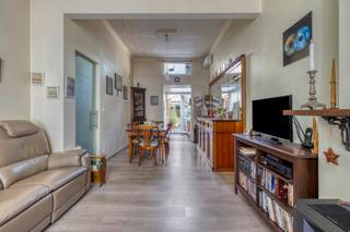 Deze woning beschikt over vier slaapkamers, twee zolderkamers, een stadskoer en moderne energiezuinige voorzieningen zoals eeen...