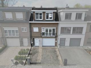Rustig gelegen, Ruime Woning MET 3 SLPK, Tuin én Garage!Deze stevige, goed onderhouden en verrassend ruime woning is gelegen op een absolute...