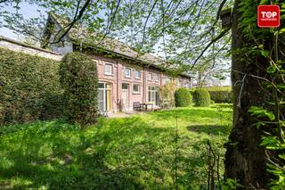 <span>Oude orangerie met een ruim atelier en veelzijdige werkruimte.<br /><br />Dit karaktervolle pand op een ruim perceel van 1.365 m² biedt een uitzonderlijke opportuniteit voor wie op zoek is naar ruimte, potentieel en een strategische ligging. Gelegen in een vlot bereikbare omgeving met een uitstekende verbinding naar Gent en Evergem, en op slechts vijf minuten van de R4, combineert deze eigendom bereikbaarheid met rust. Het centrum van Gent bereikt u bovendien in slechts twintig minuten met de fiets, terwijl openbaar vervoer zich op wandelafstand bevindt.</span><br /><br /><span>Met een bewoonbare oppervlakte van maar liefst 278 m² beschikt de woning over drie volwaardige slaapkamers, drie badkamers en een ruime polyvalente atelier/werkplaats. Dit maakt het pand uitermate geschikt voor zelfstandigen, vrije beroepen of hobbyisten die wonen en werken willen combineren.</span><br /><span>De woning is origineel van begin jaren 1900 met de charme en de robuustheid van toen.</span><br /><br /><span>De ruime, prachtig aangelegde tuin is een absolute troef en biedt volledige privacy. Hier geniet u in alle rust van het buitenleven, met een uniek uitzicht op de Gentse jachthaven.</span><br /><br /><span>Deze eigendom biedt tal van mogelijkheden:</span><br /><br /><span>Een totaalrenovatie naar eigen smaak en normen</span><br /><span>De realisatie van een nieuw project.</span><br /><span>Eventuele verkaveling in meerdere percelen (onder voorbehoud van het bekomen van de nodige vergunningen)</span><br /><span>Tal van woon-werk/handel combinaties mogelijk volgens het RUP!</span><br /><br /><span>De woning is beschikbaar bij akte.</span><br /><br /><span>Interesse? Contacteer Top Vastgoed voor een bezoek via 0475 700 700.</span>