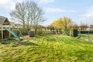 <p><strong>Te koop: rustig gelegen gelijkvloerse open bebouwing met 3SLK, CARPORT en TUIN!</strong><br /><br />In een rustige buurt in Izegem, bevindt zich deze gelijkvloerse <strong>alleenstaande woning met tuin</strong>, <strong>carport</strong> en een volledig <strong>aparte praktijkruimte</strong>. Een ideale combinatie voor wie wonen en werken wil verenigen, of extra ruimte zoekt voor hobby of zelfstandige activiteit.<br /><br />Wat maakt dit pand uniek?<br />De privéwoning omvat een <strong>inkomhal</strong>, <strong>leefruimte</strong>, een volledig <strong>geïnstalleerde keuken</strong> met kookeiland, <strong>drie slaapkamers</strong> waarvan één met <strong>dressing</strong>, een <strong>badkamer</strong>, een apart toilet en een <strong>praktische berging</strong>. Daarnaast is er een <strong>zolder</strong> voor extra opslag.<br /><br />Aansluitend, maar volledig afzonderlijk toegankelijk, bevindt zich de <strong>praktijkruimte</strong> met inkom, apart toilet, leefruimte, keuken en vier kleinere kamers. Buiten geniet je van een grote tuin, een oprit en een carport.<br /><br />De woning is uitgerust met centrale verwarming op aardgas, <strong>zonnepanelen</strong> en <strong>dubbele beglazing</strong>.<br /><br />Voor wie is dit ideaal?<br />Ideaal voor gezinnen, zelfstandigen of vrijberoepers die een rustig gelegen woning zoeken met praktijkruimte en voldoende buiten- en parkeerruimte.<br /><br />Te koop via Immo Beguin, jouw vastgoedexpert sinds 2009, met kantoren in Ronse, Waregem, Kortrijk, Deinze, Doornik en Lessines.<br />Bezoek na afspraak via: tessa@immobeguin.be</p>