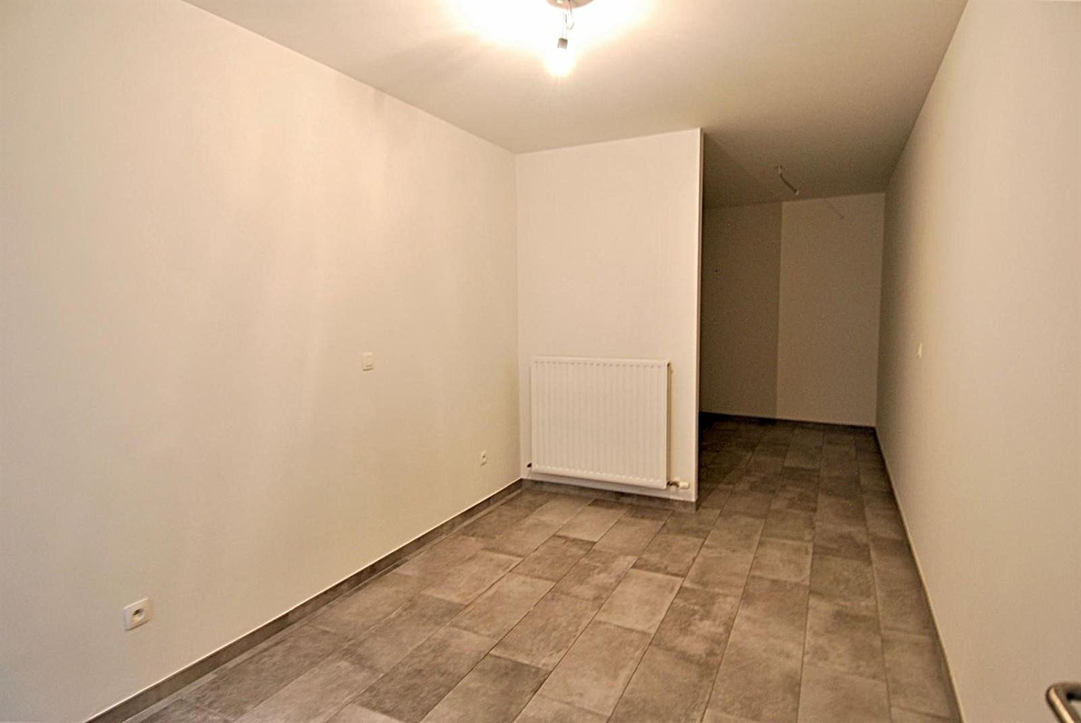 Instapklaar appartement met 1 slaapkamer+(kantoor/hobbykamer), gelegen in het centrum van Maaseik. - foto 5