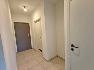 Te huur: Prachtig appartement gelegen in het bruisende centrum van Merchtem. Het appartement beschikt over twee slaapkamers, een woonkamer met open keuken, een badkamer met toilet en ligbad en een handige berging met aansluiting voor was en droogmachine. Daar bovenop kan je genieten van het buitenleven op het gezellige en zeer ruime terras. Het appartement is gelegen op een ideale locatie met winkels, restaurants en openbaar vervoer binnen handbereik. Meer informatie of een bezoek stuur gerust een mail naar Affligem@immoaccenta.be
