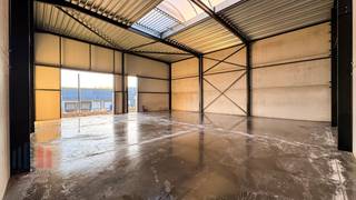 Newly built SME unit of 211 m² with private spacious parking space for rent.<br /><br />The unit is part of a business park consisting of 23 SME units, phenomenally located on the outskirts of Brussels in ZELLIK, near the busy Pontbeeklaan (N9), which offers easy access to the R0 and E40 via the Groot-Bijgaarden entrance and exit after 2 km.<br /><br />The shell unit has a clear height of 6 m and is constructed from a steel structure combined with concrete (3 m high) and sandwich panels. The warehouse is accessible via an automatic sectional door (4 m H x 4 m W) with an access door and is equipped with a polyconcrete floor, skylight with smoke hatch, fire detection, and individual utility lines (water, electricity (32 A), data). A conduit is provided for a charging station.<br /><br />In addition, there is a private rainwater tank (5,000 L). The roof structure allows for the installation of solar panels (15 kg/m²) and technical equipment (5 kg/m²). Immediately available!<br /><br />UNIQUE OPPORTUNITY IN AN ABSOLUTELY PRIME LOCATION !<br /><br />Contact PANORAMA B2B for additional (technical) information, plans, or a no-obligation site visit at 0477 07 30 30.