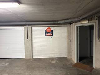 Deze <strong>ruime en afgesloten garagebox</strong> bevindt zich op verdieping <strong>-2 van Residentie Concerto</strong>, op een gunstige ligging op slechts <strong>5 minuten wandelen van het centrum van Middelkerke en de Zeedijk.</strong><br /><br />De garagebox is bijzonder vlot toegankelijk: zowel de <strong>inrit van het garagecomplex als de poort van de garagebox zelf zijn automatisch bedienbaar</strong>. Daarnaast is er <strong>elektriciteit</strong> <strong>aanwezig</strong>, met zowel een <strong>stopcontact als verlichting.</strong><br /><br />Dankzij de ruime afmetingen is de garagebox geschikt voor het veilig stallen van een wagen en biedt ze bovendien extra ruimte voor bijvoorbeeld fietsen of andere spullen.<br /><br /><strong>Afmetingen:</strong>
<ul>
<li>Binnenmaten garagebox: <strong>2,80 m breed x 5,06 m lang x 2,35 m hoog</strong></li>
<li>Afmetingen garagepoort:<strong> 2,40 m breed x 2,00 m hoog</strong></li>
</ul>
<br />Een praktische en goed gelegen garagebox in Middelkerke, interessant voor zowel <strong>eigen gebruik als investering.</strong><br /><br /><strong>Interesse? Neem gerust contact met ons op voor meer informatie of een bezichtiging.</strong>